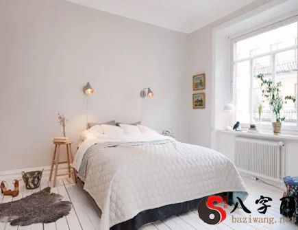How do you defuse a bedroom door against a window?