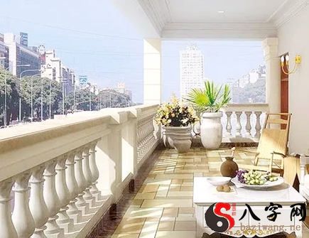 The effect of a balcony on the feng shui of the front door