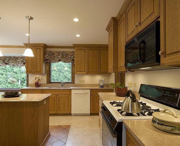 Decoration should be placed in what position of the cooker is good