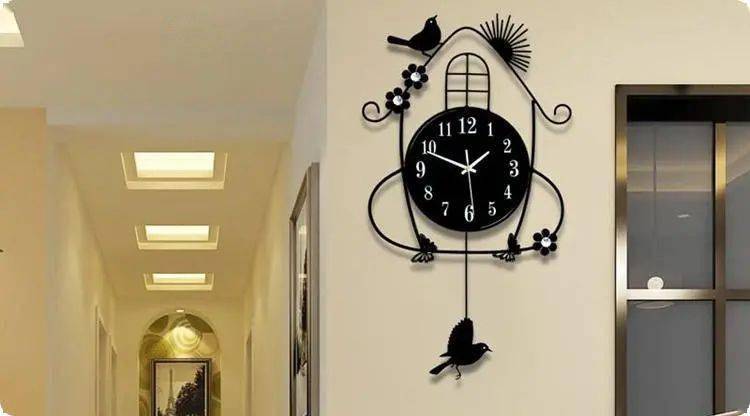 Living room clock hanging in which direction is better