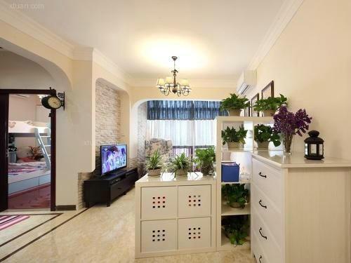 Open door to see the living room feng shui good (into the door is facing the living room balcony entrance effect)