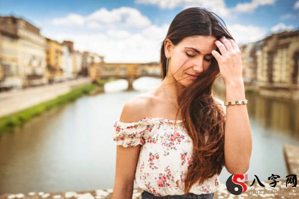 Sultry-looking woman eight characteristics
