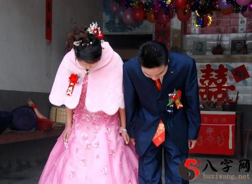 Dreaming of a fool marrying his wife