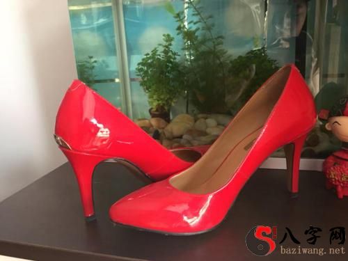 Dreaming of coworkers buying red shoes