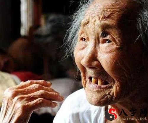 Dreaming of the death of a living old man
