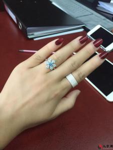The palm of a person who has money to earn but will leak a lot of money