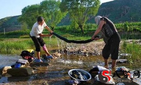 Dreaming of going to a river bank to wash clothes