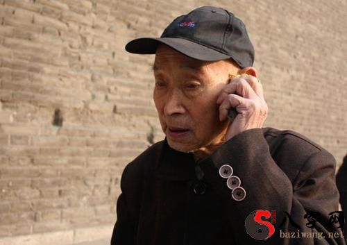 I dreamt that my former deceased friend called me on the phone.