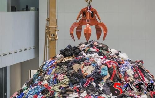 Dreaming of piles of old clothes
