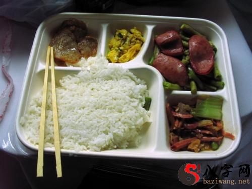 Dreaming of buying a boxed lunch with mold
