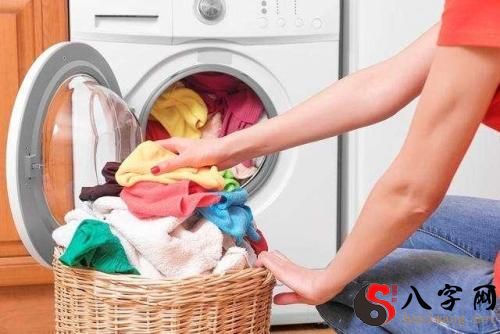 Dreaming of washing clothes with pockets full of money