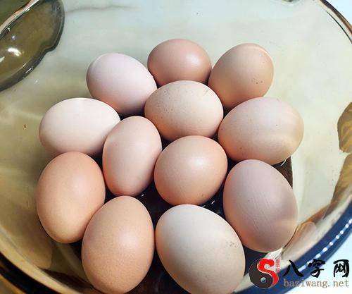 Dreaming of giving someone eggs
