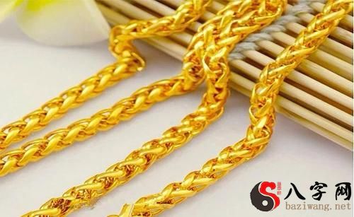 Dreaming of gold necklaces