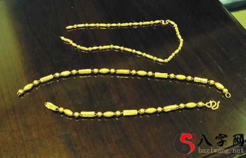 Dreaming of a broken gold necklace