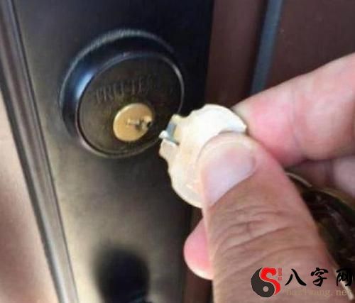 Dreaming of a broken key in a lock hole
