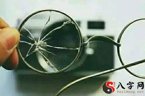 Dreaming of broken eyeglass lenses