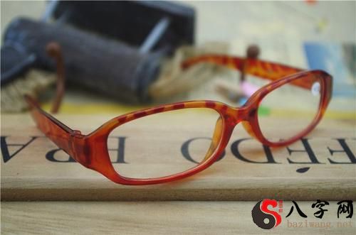 Dreaming of broken glasses