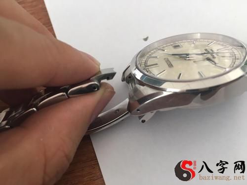 Dreaming of a broken watch chain