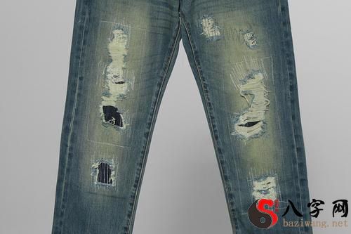 I dreamt that my pants had a long rip.