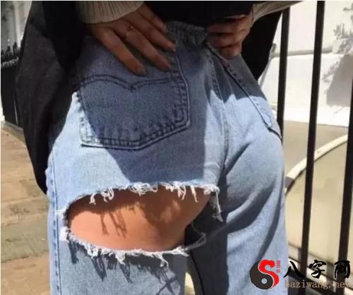 I dreamed my pants were split.