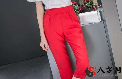 I dreamt that my red pants were broken.