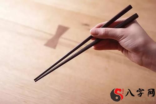 Dreaming of broken chopsticks