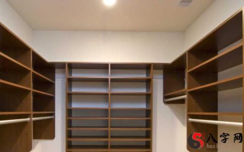 Dreaming of an empty closet