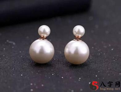 Dreaming of pearl earrings