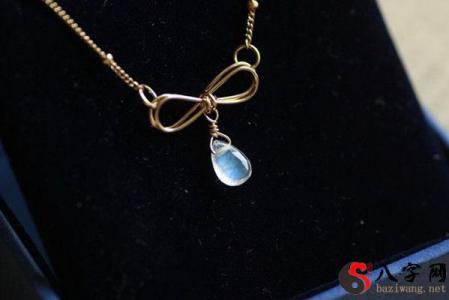 Dreaming of wearing a moonstone necklace