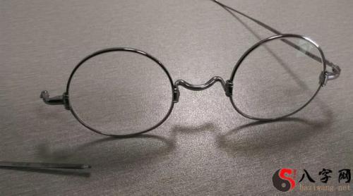 Dreaming of a broken eyeglass leg