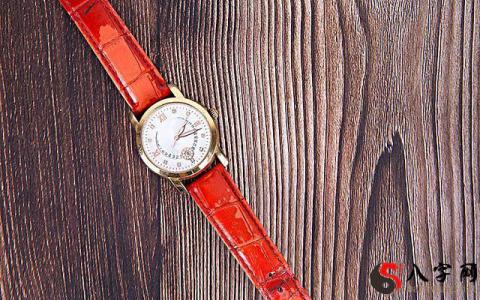 Dreaming of a watch happening on a table