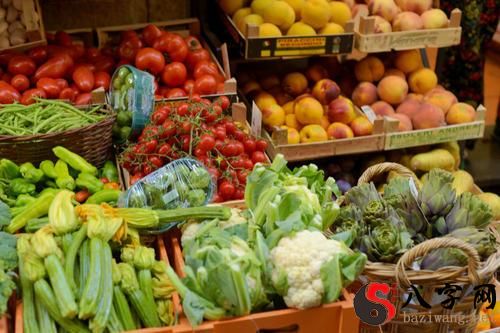 Dreaming of buying a lot of fruits