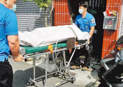 Dreaming of carrying a corpse