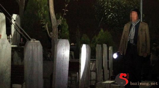 Dreaming of going to the cemetery at night