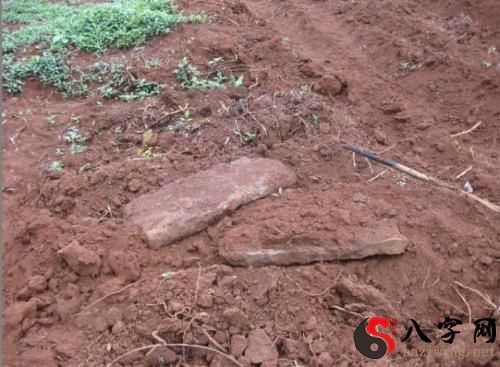 Dreaming of an ancestral grave being dug up