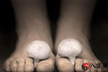 Dreaming of mushrooms growing on toenails