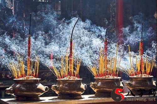 Dreaming of burning incense at home