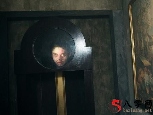 Dreaming of a ghost in the mirror