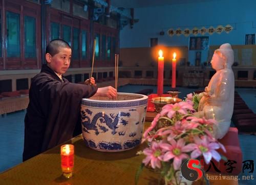 Dreaming of worshipping a god in a temple