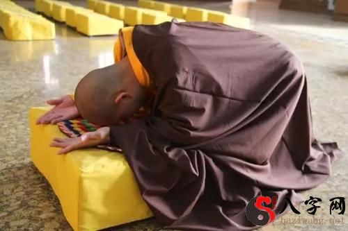 Dreaming of worshipping Buddha and kowtowing