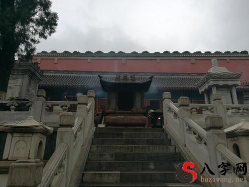 Dreaming of worshipping Buddha on a rainy day
