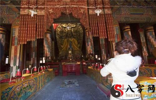 Dreaming of going to a temple to burn incense and worship Buddha