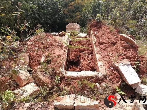 Dreaming of digging up a grave