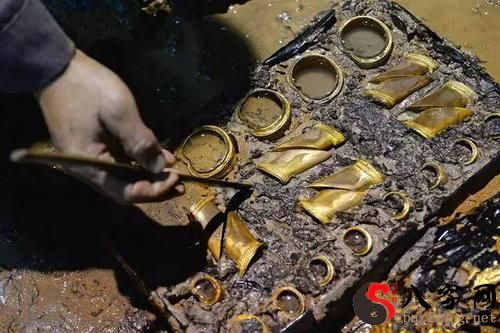 Dreaming of taking gold from a grave