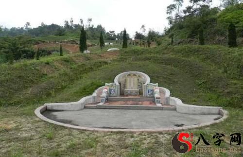 Dreaming of standing on a grave