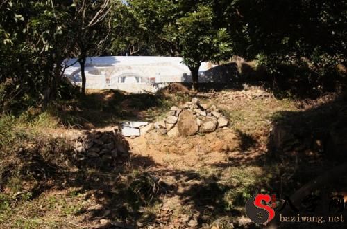 Dreaming of a collapsed grave