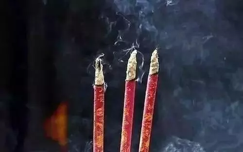 Dreaming of offering incense to the dead