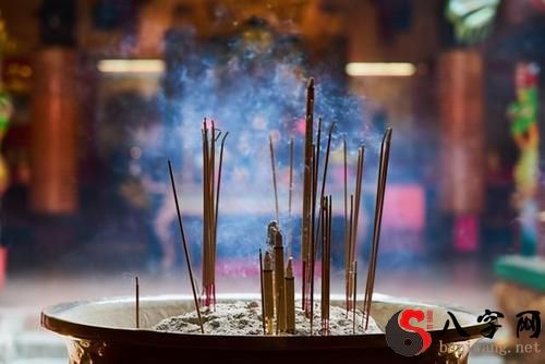 Dreaming of offering incense to a Bodhisattva