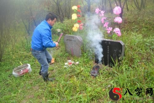 Dreaming of sweeping graves and offering incense