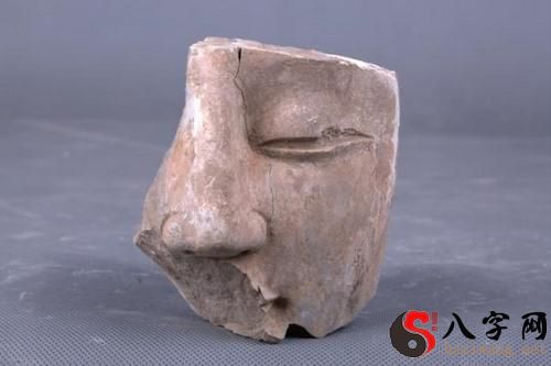 Dreaming of a broken Buddha statue